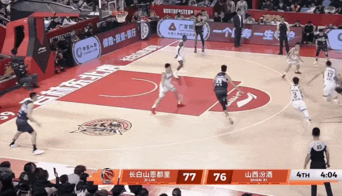 星空体育官网-姜伟泽面对4人包夹，强硬突破跳投拿下2分