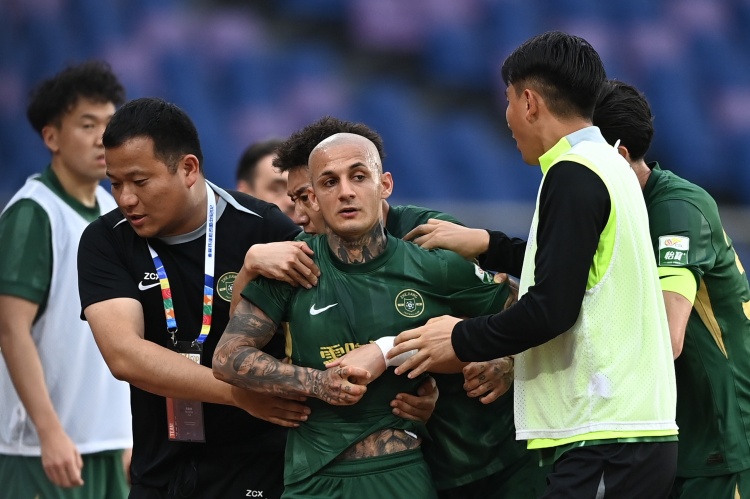 星空体育官网-一下薅没50万！米特里策拽头发被中足联罚款4万，浙江内部罚48万